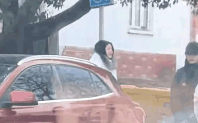 陈妍希|陈妍希春节回婆家过年，带儿子去看电影，6岁小星星很像爸爸陈晓