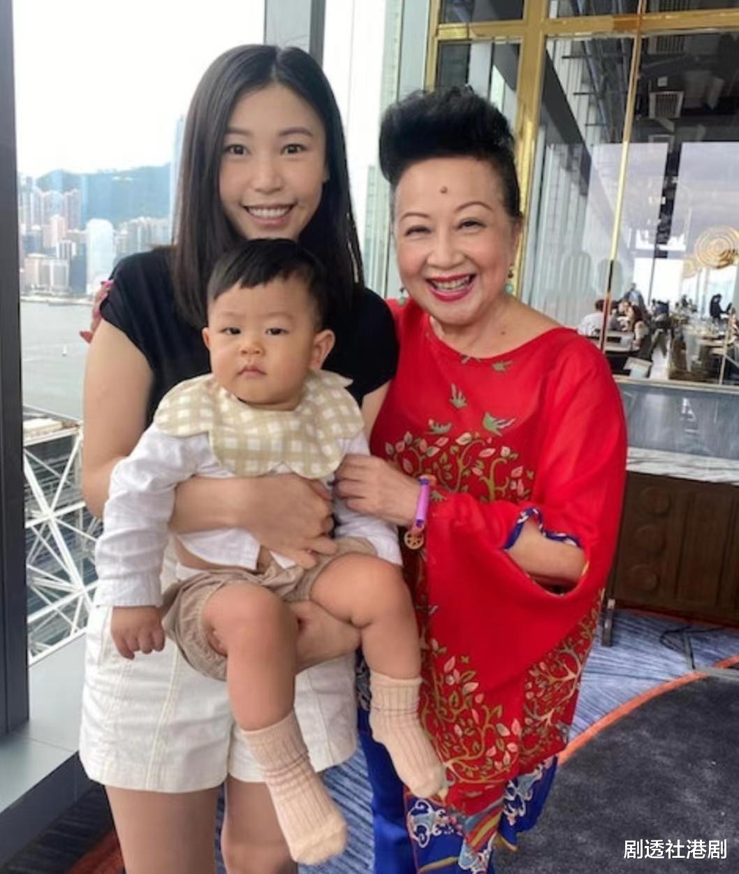 薛家燕|三代同堂！资深港星为2岁孙子庆生，独自带大儿女更赠豪宅娶儿媳