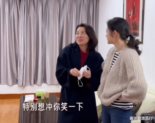 “德华”刘琳去看嫂子啦!穿红衬衫比梅婷美,吃猪大肠饺子快崩溃