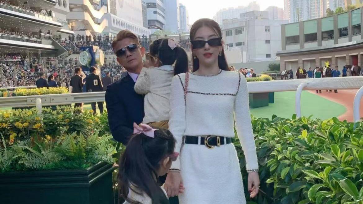 天王嫂方媛深夜晒全家福秀恩爱，大赞老公郭富城是抱娃高手