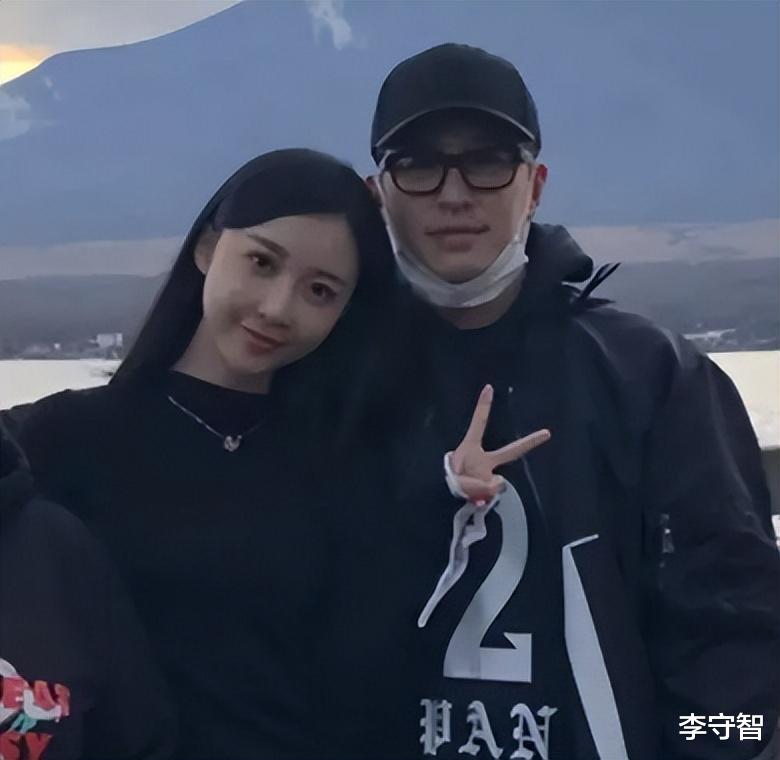 潘玮柏补办婚礼敷衍仅晒一张照,机场亮相不亲密,奉子成婚被质疑