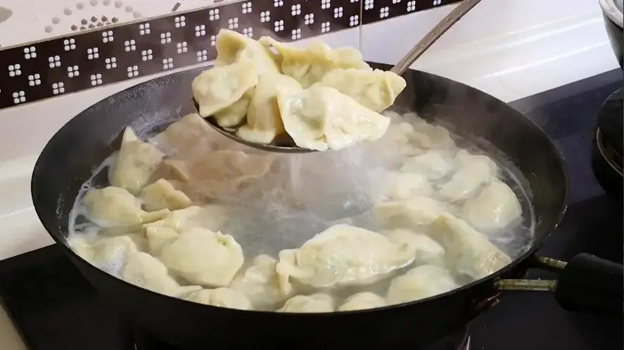 景甜|煮水饺,“开盖子煮”和“盖盖子煮”差别大,难怪饺子口感不一样