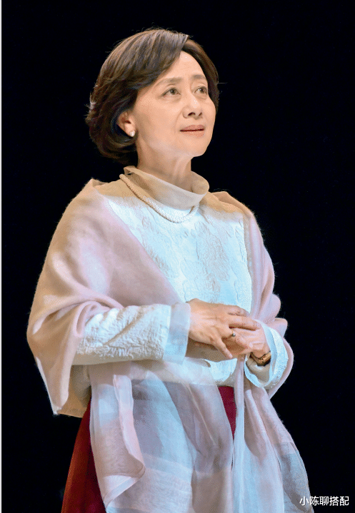 71岁刘晓庆再演少女,底下全是恶评:和自然老去的女星比差距太大