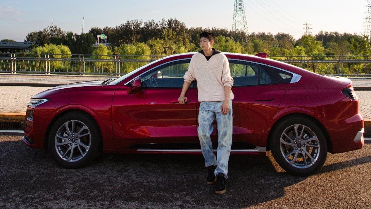 “东伯侯之子”黄曦彦做客星月对话，潮车出镜助力演绎更出彩生活