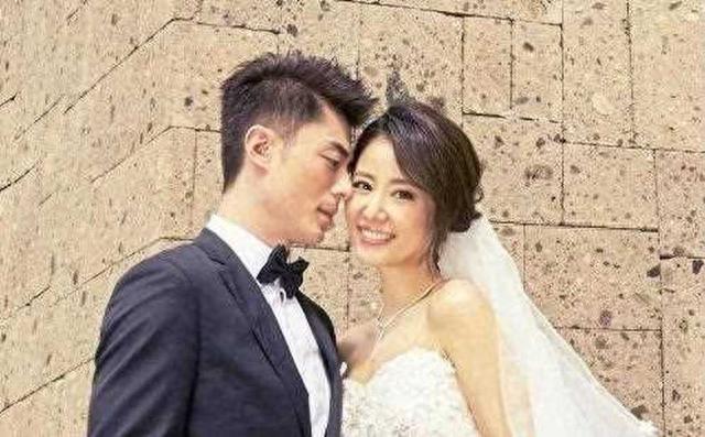 林心如腹部凸起引猜测:怀孕了吗?与谢娜同台亮相却略显疲惫