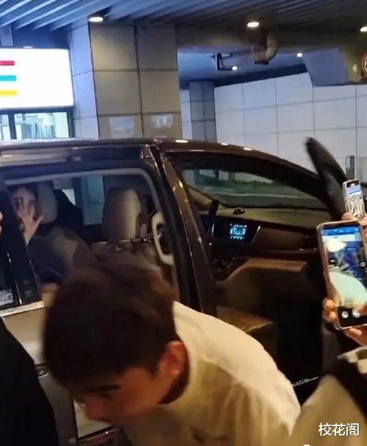 地下恋情曝光,搭上圈内富婆,婚戒都买了?