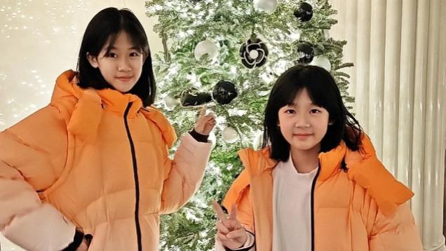 鲍蕾晒全家福，小叶子与姐姐穿同码衣服显肥大，获赞比贝儿还好看