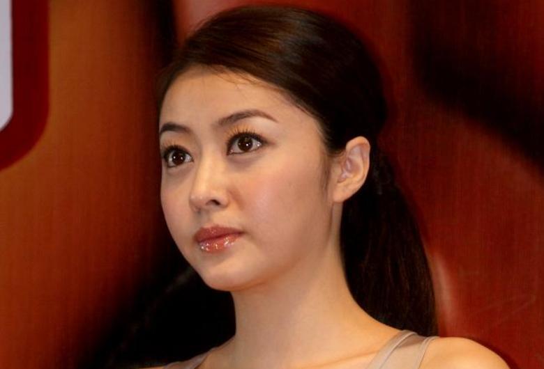 卖弄风情大秀身材，一度靠身体上位，被天王郭富城暗喻“破鞋”