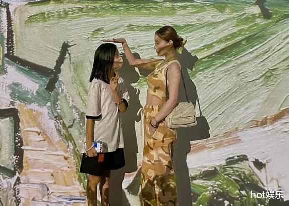 李小璐带女儿看展,身材发福气色不佳,白发明显,甜馨皮肤黝黑