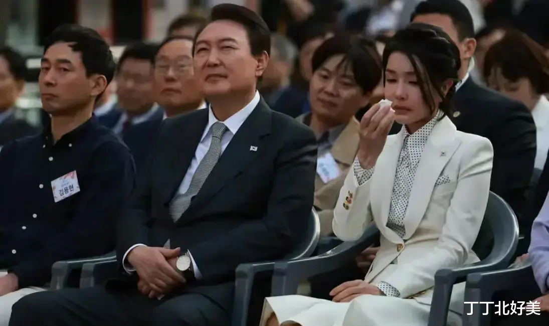 金建希不愧是韩国第一夫人,穿奶油裙梳鱼骨辫超减龄,说18岁也信