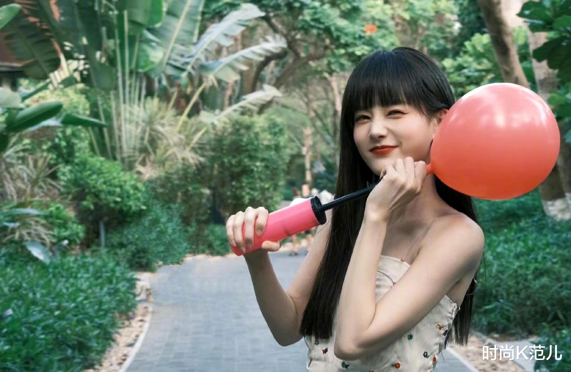 李一桐 李一桐度假风造型,抹胸碎花裙搭齐刘海发型,清纯甜美似初恋!