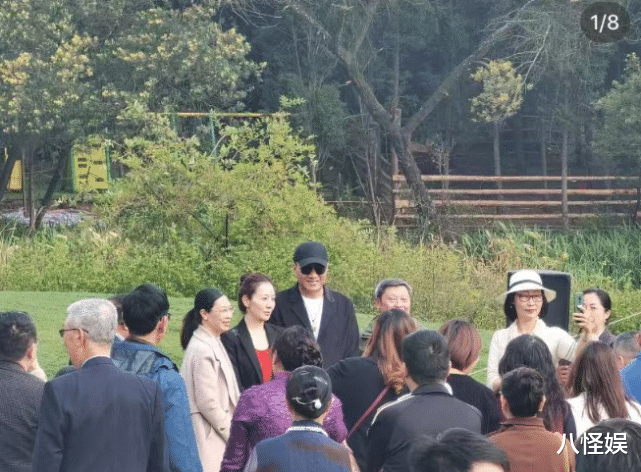 胡军|胡军携妻儿参加婚礼,14岁康康身高超185,身姿挺拔好帅气