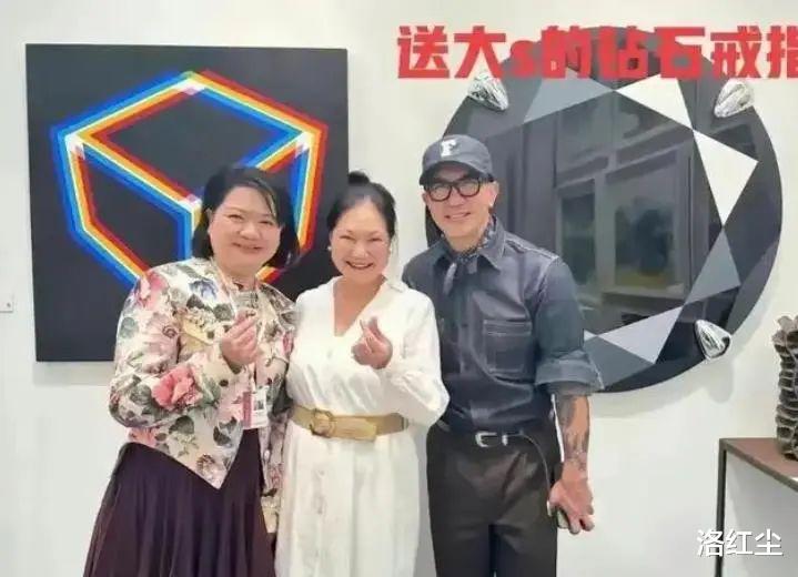 汪小菲“去S化”酒店改名,大S“发福”复出老10岁,张颖颖不忘踩一脚!