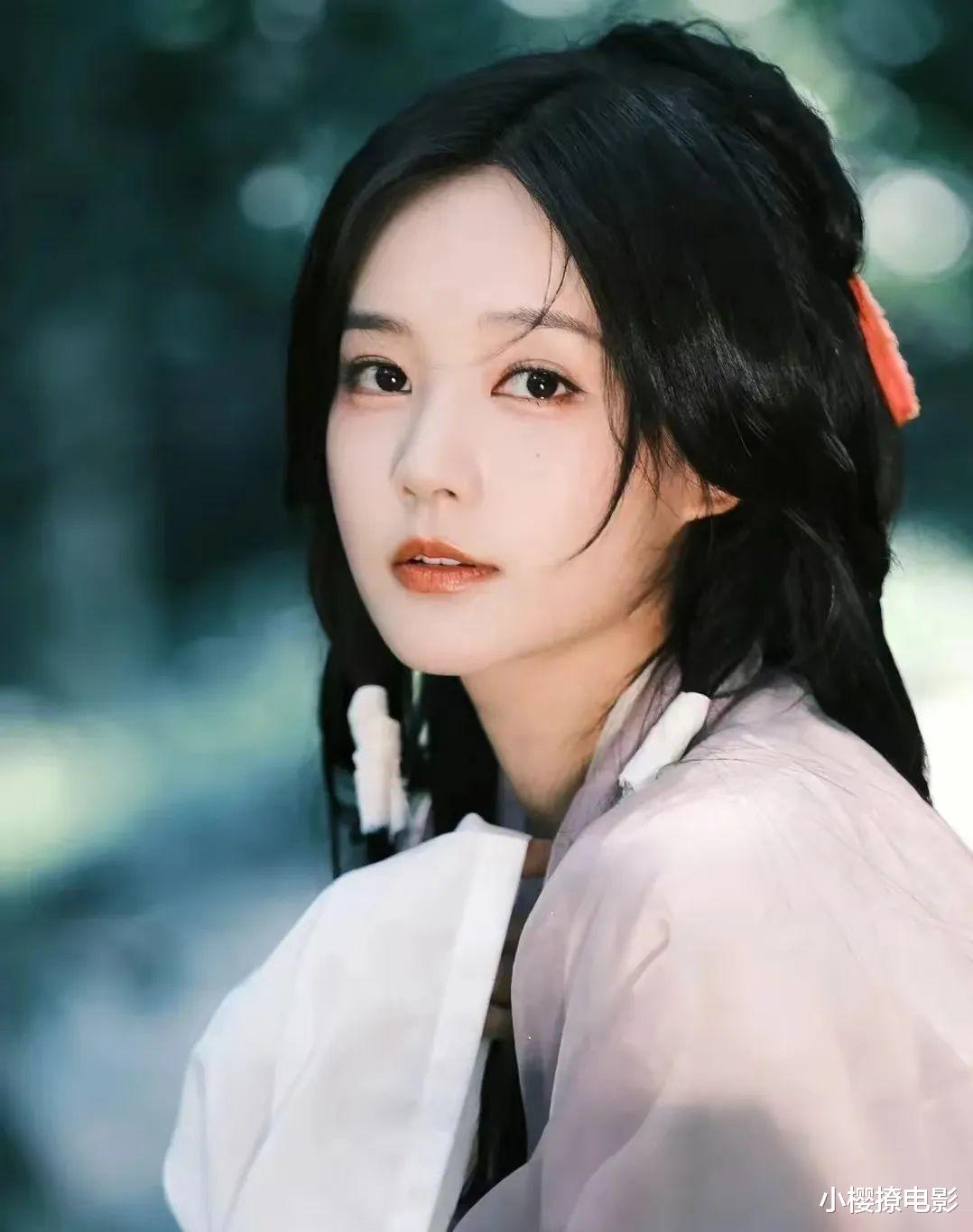 李一桐明明比白鹿长得好看很多,为什么就是不如白鹿火剧呢?