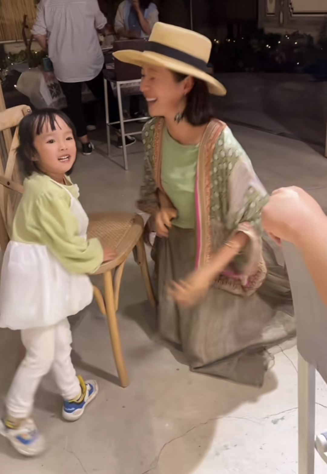 谢娜|江一燕教娃唱跳“挖呀挖”，跪在地上与孩子互动，2岁女儿颜值颇高