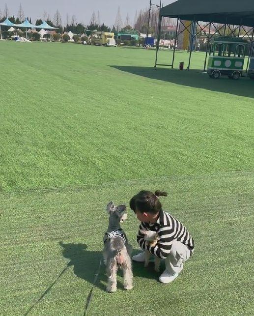 韩安冉|韩安冉带女儿外出烧烤，4岁小猪妹模样大变，蹲地上逗狗显邋遢