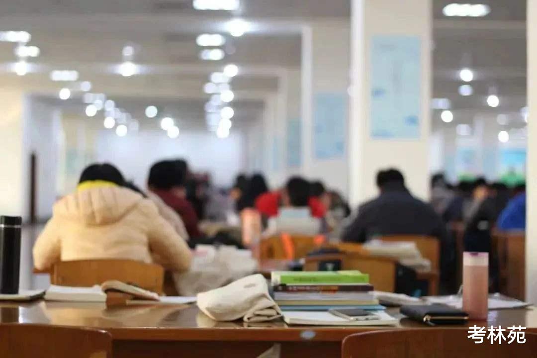 大学生|超七成大学生称身边同学选择“延毕”，“挂科多”反而成优势