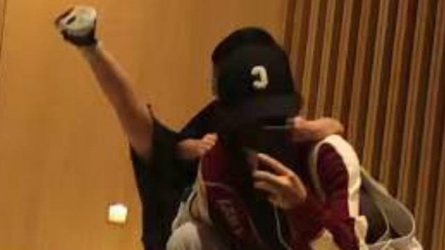 赵丽颖首次高调晒娃！穿休闲装展现酷帅一面，儿子高踢腿真是调皮