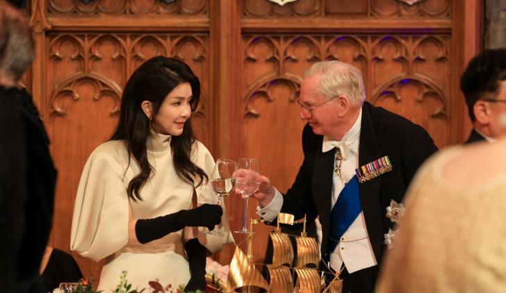 51岁金建希嫩如少女,白皙纤细身材尽显韩国冻龄女神之风采