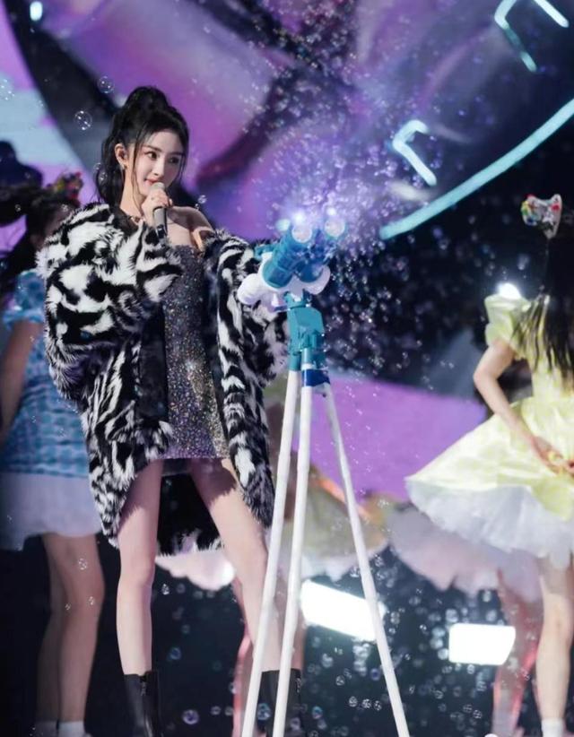 杨幂|杨幂:一个失误,遭陈红踢出“京圈”;铤而走险,终于走到今天