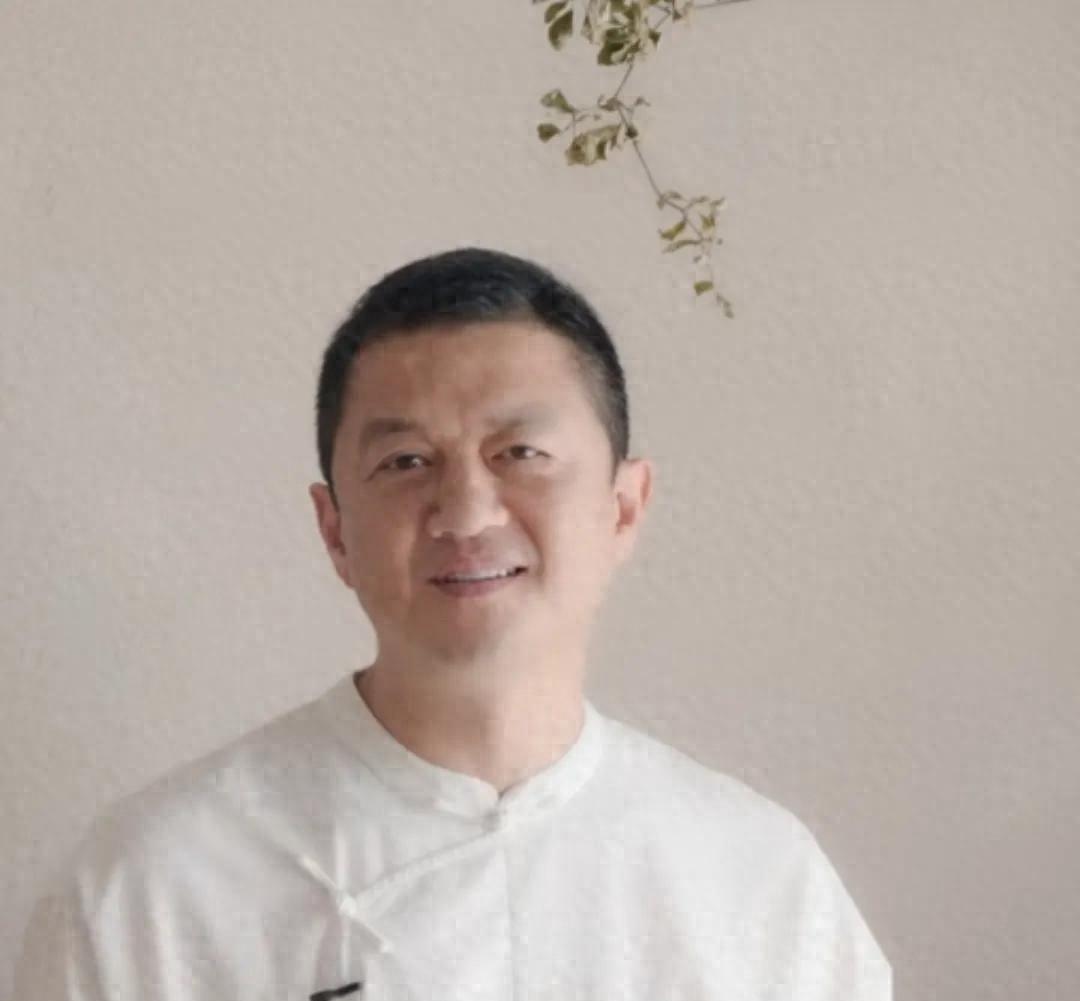 李亚鹏的一切都结束了,住的房子也被强制执行,清早发视频向网友道别