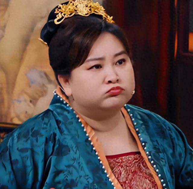 好莱坞将翻拍《你好李焕英》，贾玲时隔6月露面，减重100斤瘦脱相