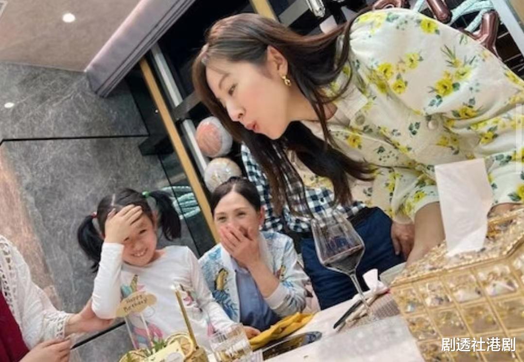 唐诗咏|亲情可贵!TVB前视后与父兄一起旅游,自小父母离异母亲更早年病逝