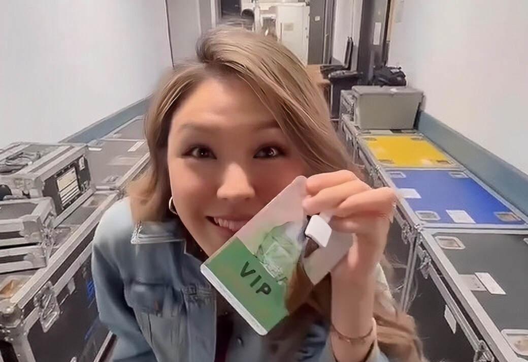 官恩娜|香港知名女星罕见现身,嫁医生定居法国,和歌神当众热吻引争议