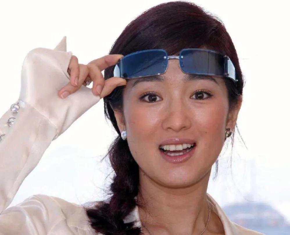 巩俐|57岁巩俐为外国老公庆生,丰满身材很迷人,穿吊带粉裙似少女