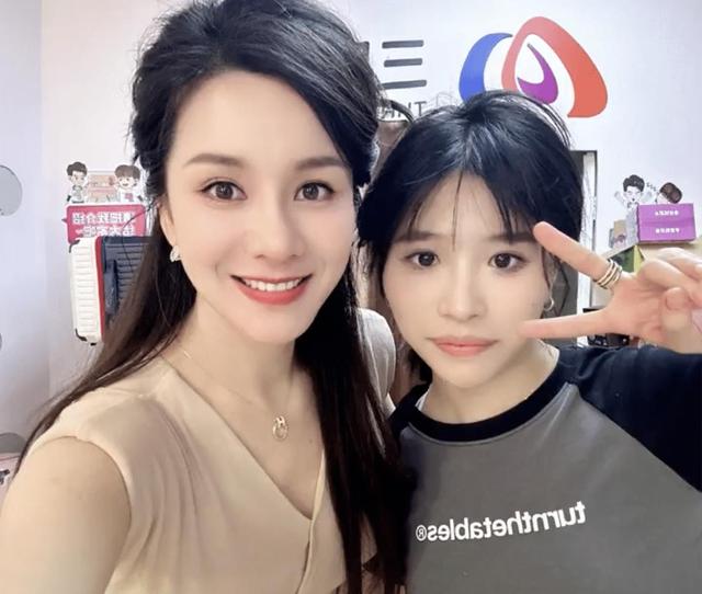 直播分成比例惹争议，主持人周倩选择离职，网红小杨哥再遭质疑！