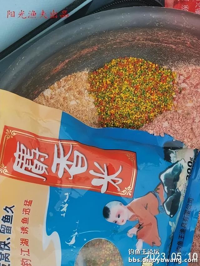 |大鲫加疯杀红虫,野河钓鲫爆护了