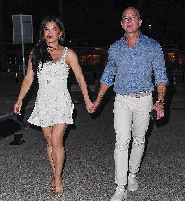 男人女人向前走|贝索斯订婚后首次亮相!53岁未婚妻穿迷你白裙超美,笑得合不拢嘴