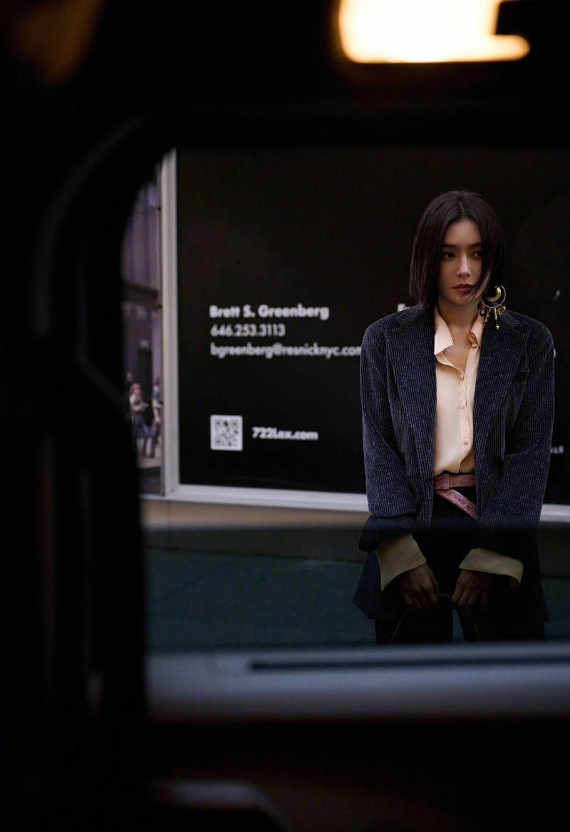 秦岚蓝色西装低调时尚 飒爽干练演绎职场女强人