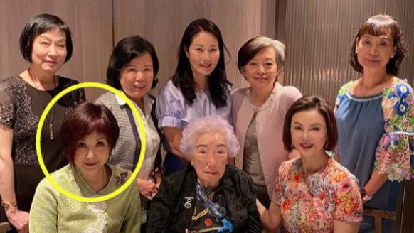 71岁陈琪琪出席家族晚宴！穿荷叶边衣服踩恨天高，嫩过名媛何超琼