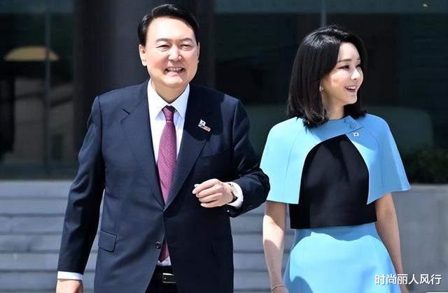 西装 韩国第一夫人哪像50岁！穿蓝裙闪耀宴会酒桌上抢老公风头，超厉害