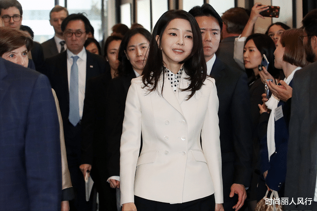 西装 韩国第一夫人真是长脸！穿白西装接见法国女外长，东方美貌赢麻了