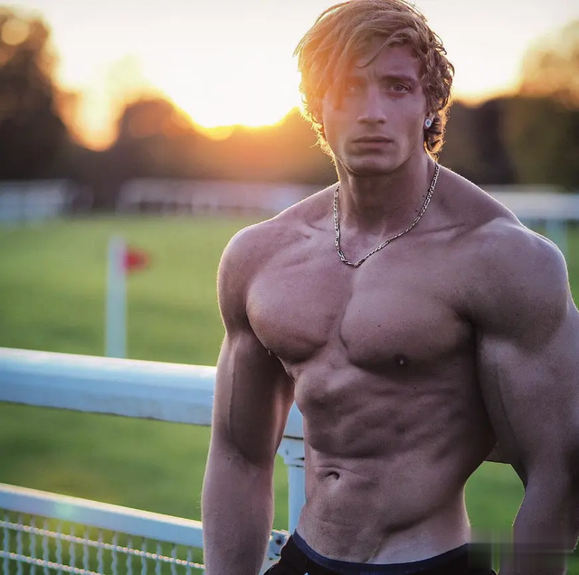 30岁健身网红猝死震惊网友!过度锻炼躺女友怀中离世…