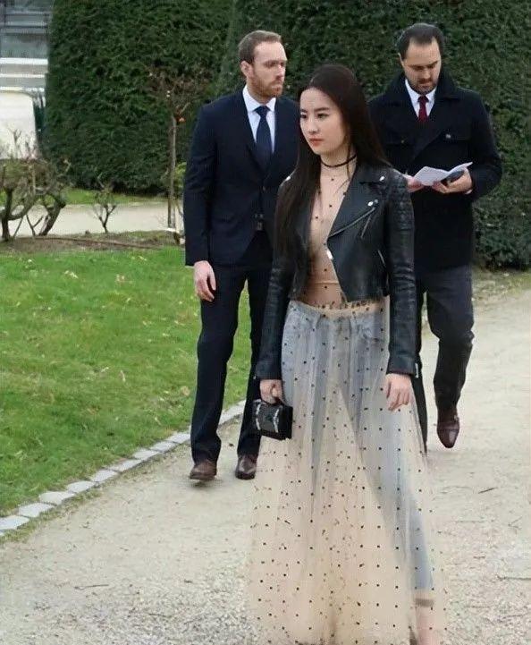 刘亦菲换了风格？这样的装扮出门，仙女形象顷刻间垮掉