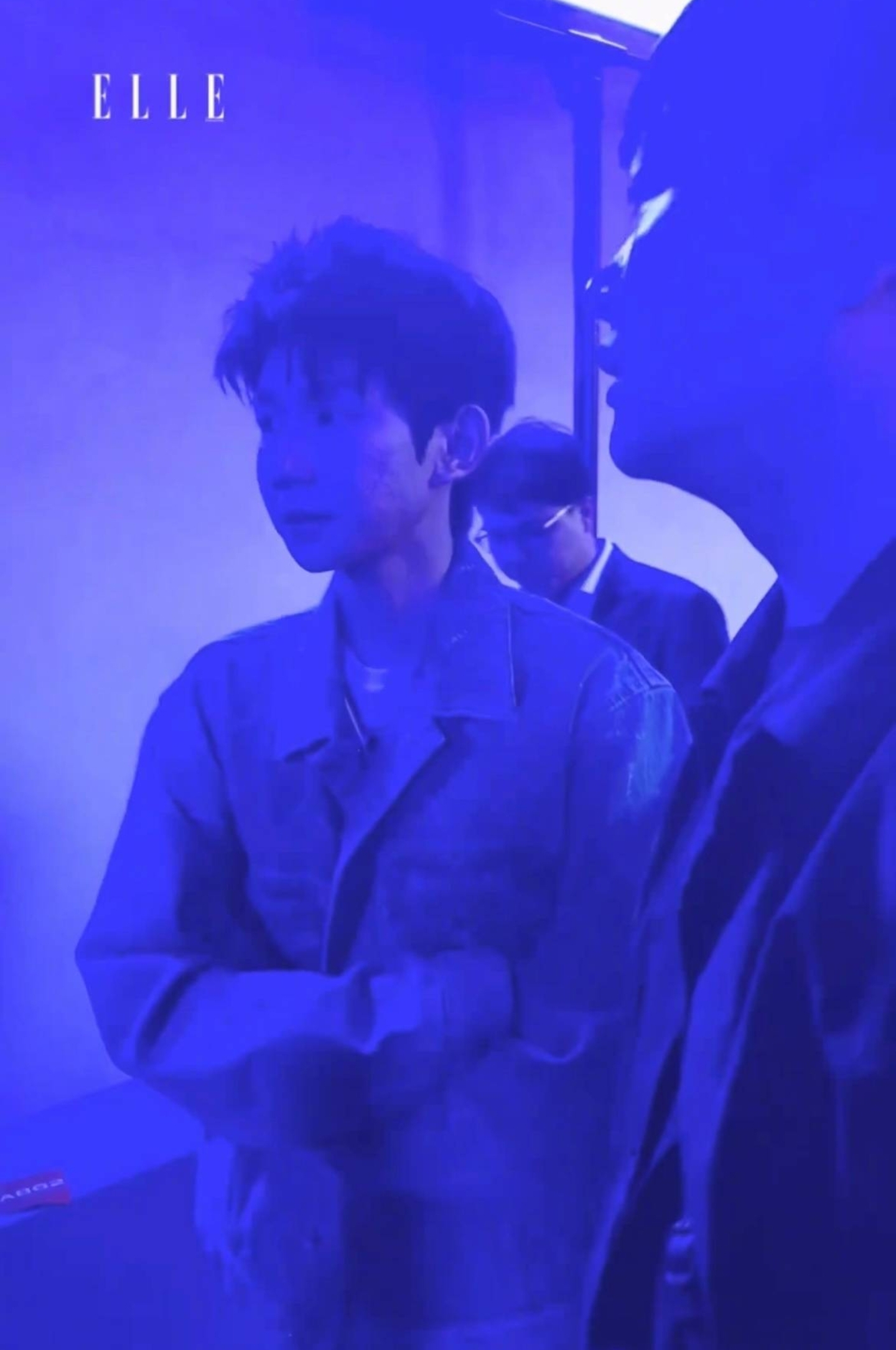 王源米兰时装周生图惹争议!脸上坑洼痘印明显,粉丝咬定被p黑图