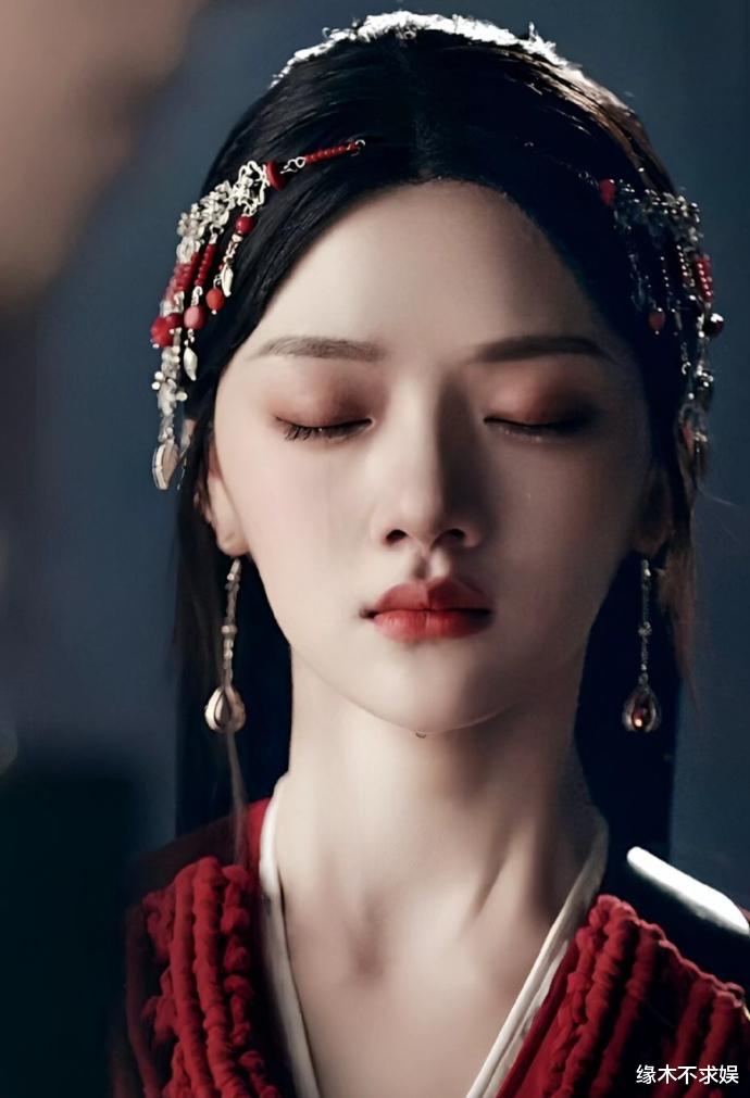 任敏现身发布会,生图被指撞脸毛阿敏,腮帮大、颈纹重,全靠P!