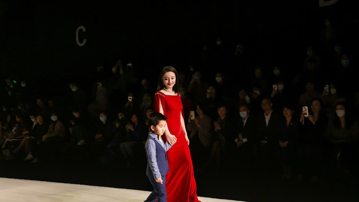 孙茜|《甄嬛传》孙茜带6岁儿子走秀！儿子穿西装超帅，母子合体太养眼