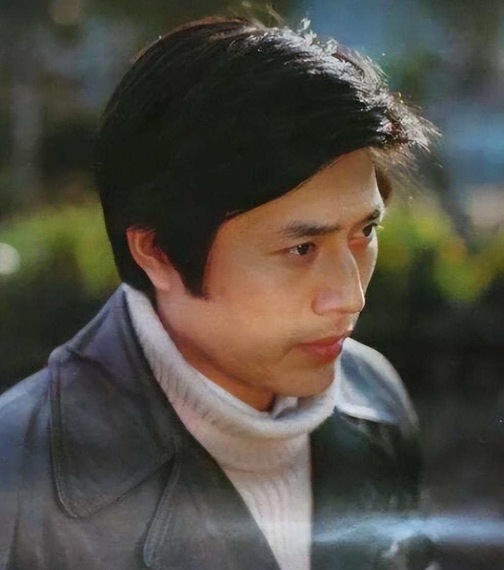 他25岁成名，一见钟情妻子，一生0绯闻，38年后女儿成为骄傲