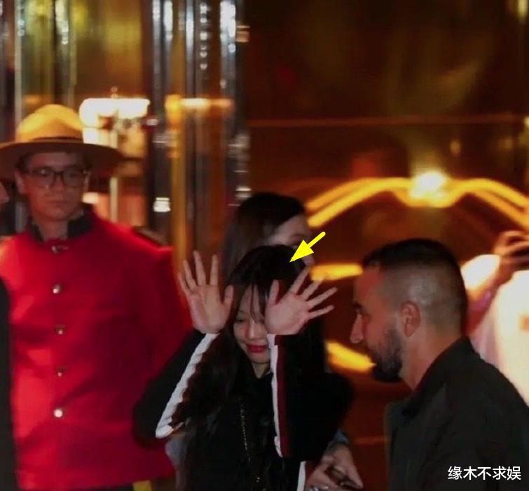 Lisa疯马秀疑为Jennie推迟半小时，Jennie离场尴尬，双方粉丝互怼