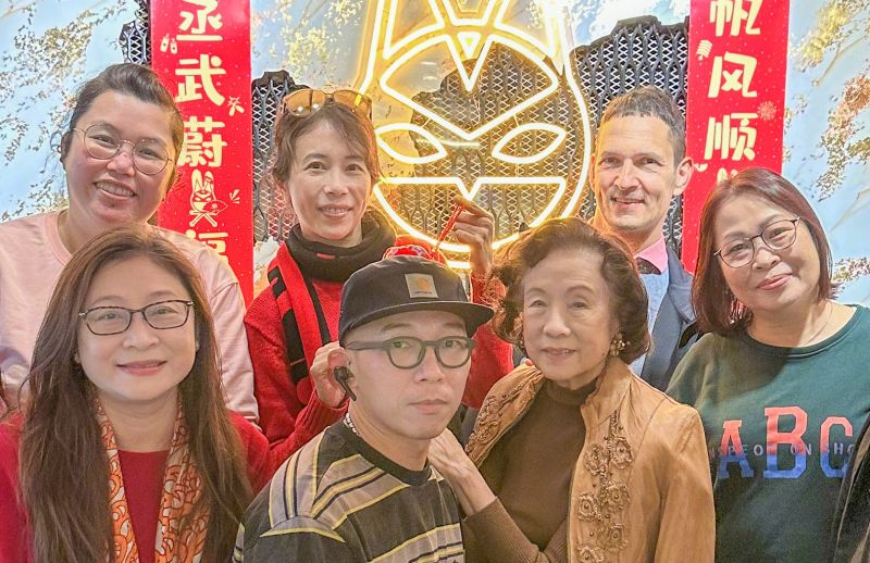 莫文蔚|52岁金曲歌后莫文蔚晒开工拜年照,网友:皱纹多了也有黑眼圈