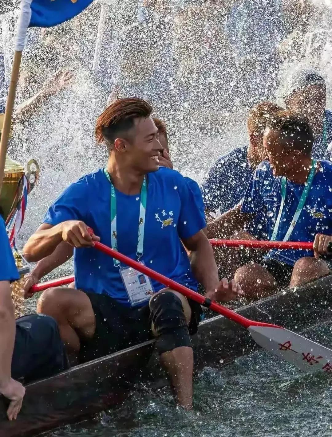 “炸毛哥冯伟俊”火了!被女网友求婚,夺冠后村里豪摆宴席1800桌