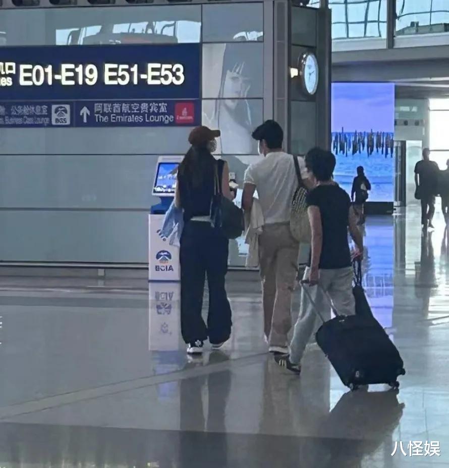 偶遇井柏然陪刘雯逛街,跟女友身后紧张到抠手,裤子全是褶太真实