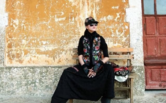 杨丽萍“月亮宫”被查封,表面虽然绚丽夺目,但是深处早已脏乱不堪