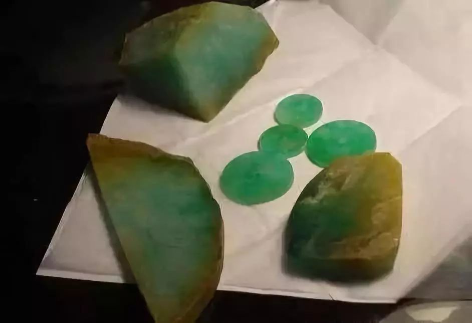 一块翡翠原石,竟切出数十条满绿手镯