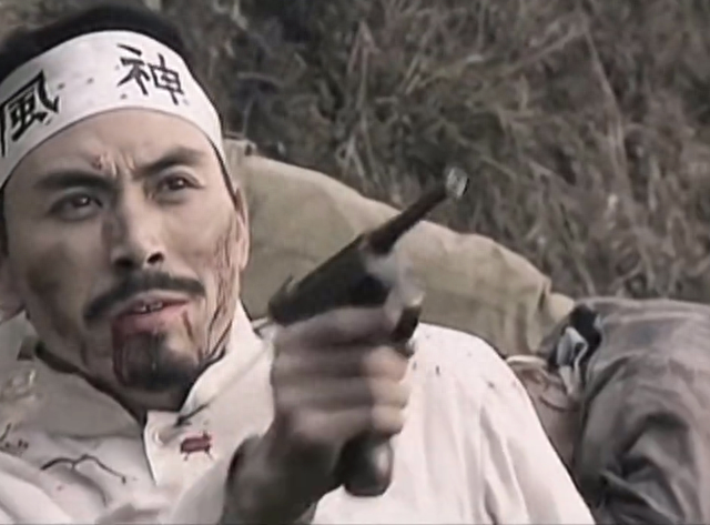 这些侮辱观众智商的镜头:伸裤裆摸手雷我忍了,子弹拐弯真忍不了