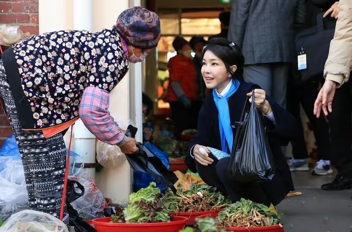 韩国第一夫人又出国了,穿双排扣西装抢镜,见到布林肯不敢抬头